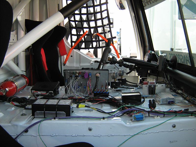 grandprix truck cabine.jpg - De cabine van een formule truck. Aan afwerking doen ze niet zoveel!